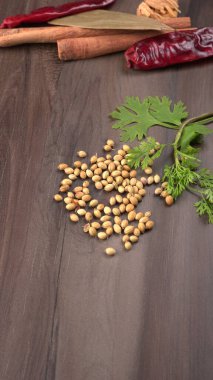 Kuru kişniş tohumları ve yeşil taze kişniş yaprakları Asya mutfağında ünlü baharatlar..