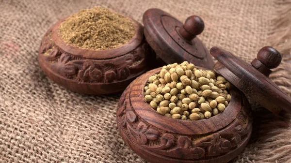 Koriandermag Fából Készült Asztalon Indiai Fűszerek Fűszernövények — Stock Fotó