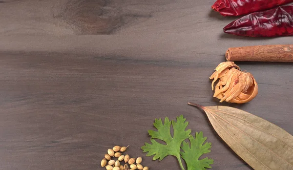 Kuru kişniş tohumları ve yeşil taze kişniş yaprakları Asya mutfağında ünlü baharatlar..