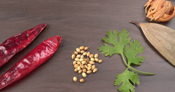 Kuru kişniş tohumları ve yeşil taze kişniş yaprakları Asya mutfağında ünlü baharatlar..