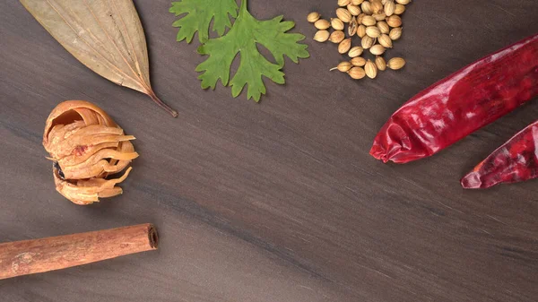 Kuru kişniş tohumları ve yeşil taze kişniş yaprakları Asya mutfağında ünlü baharatlar..