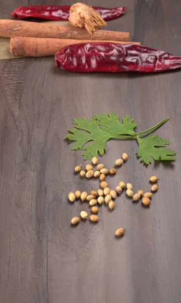 Kuru kişniş tohumları ve yeşil taze kişniş yaprakları Asya mutfağında ünlü baharatlar..