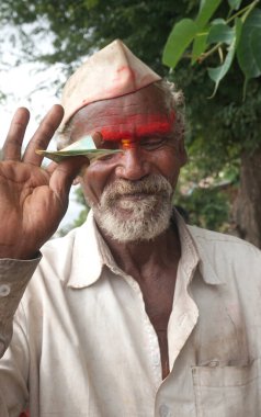 AMRAVATI, MAHARASHTRA, INDIA 24 Mayıs 2019: Geleneksel olarak tanımlanamayan mutlu Hintli adam köy sokaklarında sabah, Maharashtra kırsalında günlük yaşam tarzı