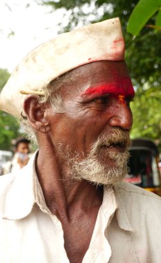 AMRAVATI, MAHARASHTRA, INDIA 24 Mayıs 2019: Geleneksel olarak tanımlanamayan mutlu Hintli adam köy sokaklarında sabah, Maharashtra kırsalında günlük yaşam tarzı