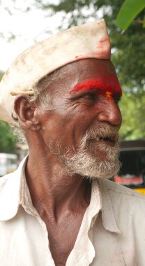 AMRAVATI, MAHARASHTRA, INDIA 24 Mayıs 2019: Geleneksel olarak tanımlanamayan mutlu Hintli adam köy sokaklarında sabah, Maharashtra kırsalında günlük yaşam tarzı