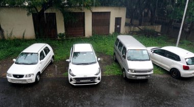 INDIA - 08 Mayıs 2020: Eski Hint şehrinin caddesinde gündüz vakti park etmiş arabalar 