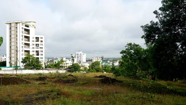 Green Trees Old City Buildings Cloudy Sky Daytime — Photo