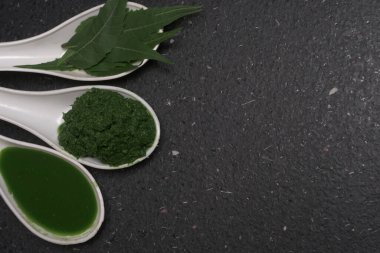 Medikal Ayurvedic Azadirachta Indica veya Neem kaşıklarda macun bırakır
