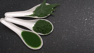 Medikal Ayurvedic Azadirachta Indica veya Neem kaşıklarda macun bırakır