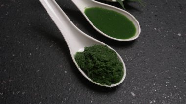 Medikal Ayurvedic Azadirachta Indica veya Neem kaşıklarda macun bırakır