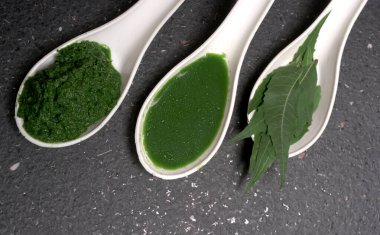 Medikal Ayurvedic Azadirachta Indica veya Neem kaşıklarda macun bırakır