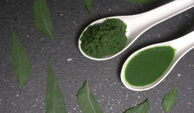 Medikal Ayurvedic Azadirachta Indica veya Neem kaşıklarda macun bırakır