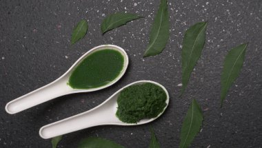 Medikal Ayurvedic Azadirachta Indica veya Neem kaşıklarda macun bırakır