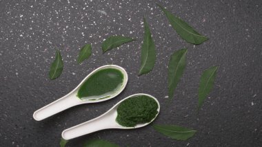 Medikal Ayurvedic Azadirachta Indica veya Neem kaşıklarda macun bırakır