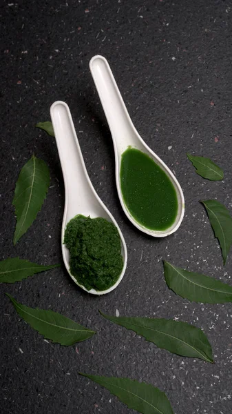 Medikal Ayurvedic Azadirachta Indica veya Neem kaşıklarda macun bırakır