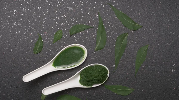 Medikal Ayurvedic Azadirachta Indica veya Neem kaşıklarda macun bırakır