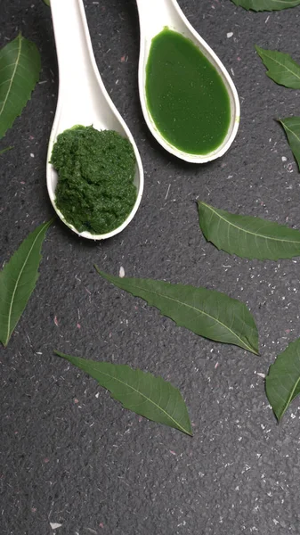 Medikal Ayurvedic Azadirachta Indica veya Neem kaşıklarda macun bırakır