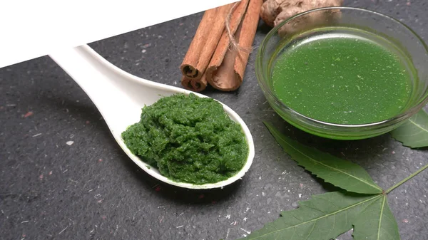 Medicinal Ayurvedic Azadirachta Indica Neem Leaves Paste Spoons — Stok Foto