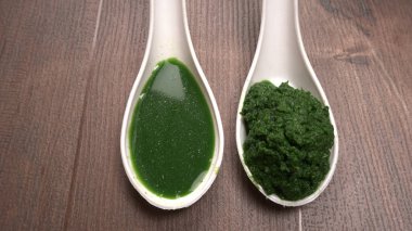 Medikal Ayurvedic Azadirachta Indica veya Neem kaşıklarda macun bırakır