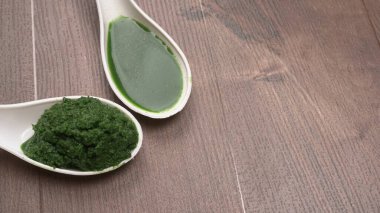 Medikal Ayurvedic Azadirachta Indica veya Neem kaşıklarda macun bırakır