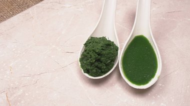 Medikal Ayurvedic Azadirachta Indica veya Neem kaşıklarda macun bırakır