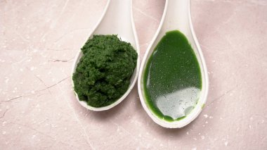 Medikal Ayurvedic Azadirachta Indica veya Neem kaşıklarda macun bırakır