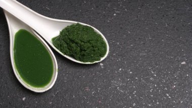 Medikal Ayurvedic Azadirachta Indica veya Neem kaşıklarda macun bırakır