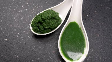 Medikal Ayurvedic Azadirachta Indica veya Neem kaşıklarda macun bırakır