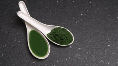 Medikal Ayurvedic Azadirachta Indica veya Neem kaşıklarda macun bırakır