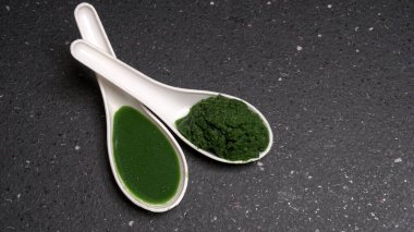 Medikal Ayurvedic Azadirachta Indica veya Neem kaşıklarda macun bırakır