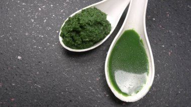 Medikal Ayurvedic Azadirachta Indica veya Neem kaşıklarda macun bırakır