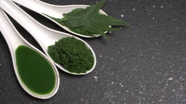 Medikal Ayurvedic Azadirachta Indica veya Neem kaşıklarda macun bırakır