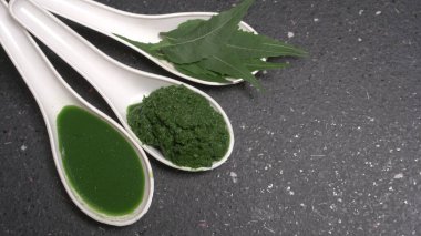 Medikal Ayurvedic Azadirachta Indica veya Neem kaşıklarda macun bırakır