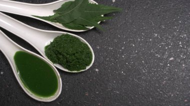 Medikal Ayurvedic Azadirachta Indica veya Neem kaşıklarda macun bırakır