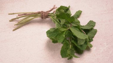 Ahşap arka planda bir sürü taze yeşillik. Vejetaryen gıda yaşam tarzı konsepti, alanı kopyala.