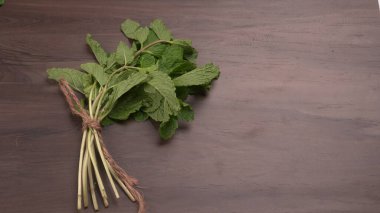 Ahşap arka planda bir sürü taze yeşillik. Vejetaryen gıda yaşam tarzı konsepti, alanı kopyala.