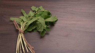 Ahşap arka planda bir sürü taze yeşillik. Vejetaryen gıda yaşam tarzı konsepti, alanı kopyala.