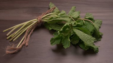 Ahşap arka planda bir sürü taze yeşillik. Vejetaryen gıda yaşam tarzı konsepti, alanı kopyala.