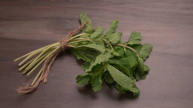 Ahşap arka planda bir sürü taze yeşillik. Vejetaryen gıda yaşam tarzı konsepti, alanı kopyala.