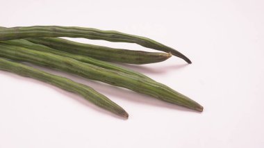 Soyulmuş bagetler. Baget ya da moringa çok iyi ve sağlıklı bir sebzedir..