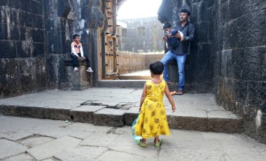 PUNE, MAHARASHTRA, INDIA - 25 Aralık 2021: Lonavala, Maharashtra 'daki Lohagad kalesinde insanlar. Nefes kesici mimari bakış açısıyla ünlüdür.. 