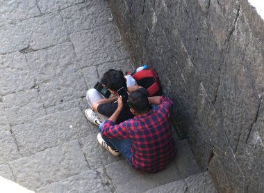 PUNE, MAHARASHTRA, INDIA - 25 Aralık 2021: Lonavala, Maharashtra 'daki Lohagad kalesinde insanlar. Nefes kesici mimari bakış açısıyla ünlüdür.. 