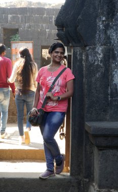 PUNE, MAHARASHTRA, INDIA - 25 Aralık 2021: Lonavala, Maharashtra 'daki Lohagad kalesinde insanlar. Nefes kesici mimari bakış açısıyla ünlüdür.. 