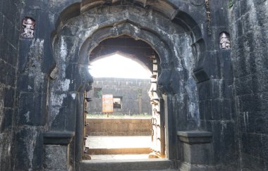 Dağlardaki antik kale, gündüz görüşü 