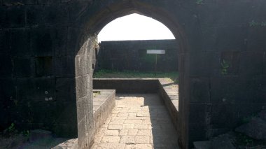 Dağlardaki antik kale, gündüz görüşü 