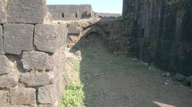 Dağlardaki antik kale, gündüz görüşü 