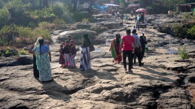 Pune, Maharashtra, Hindistan - 25 Aralık 2021: Kalabalık Mulshi Barajı, Pune 'dan güzel bir muson kaçamağı Tamhini Ghat, Maharashtra, Hindistan