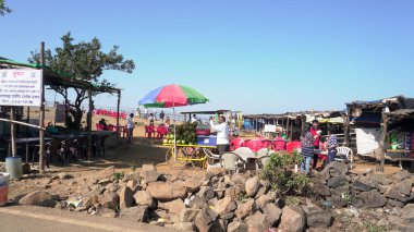 Pune, Maharashtra, Hindistan - 25 Aralık 2021: Kalabalık Mulshi Barajı, Pune 'dan güzel bir muson kaçamağı Tamhini Ghat, Maharashtra, Hindistan