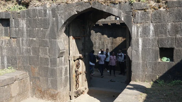 PUNE, MAHARASHTRA, INDIA - 25 Aralık 2021: Lonavala, Maharashtra 'daki Lohagad kalesinde insanlar. Nefes kesici mimari bakış açısıyla ünlüdür.. 