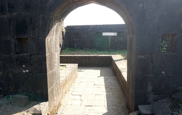 Dağlardaki antik kale, gündüz görüşü 